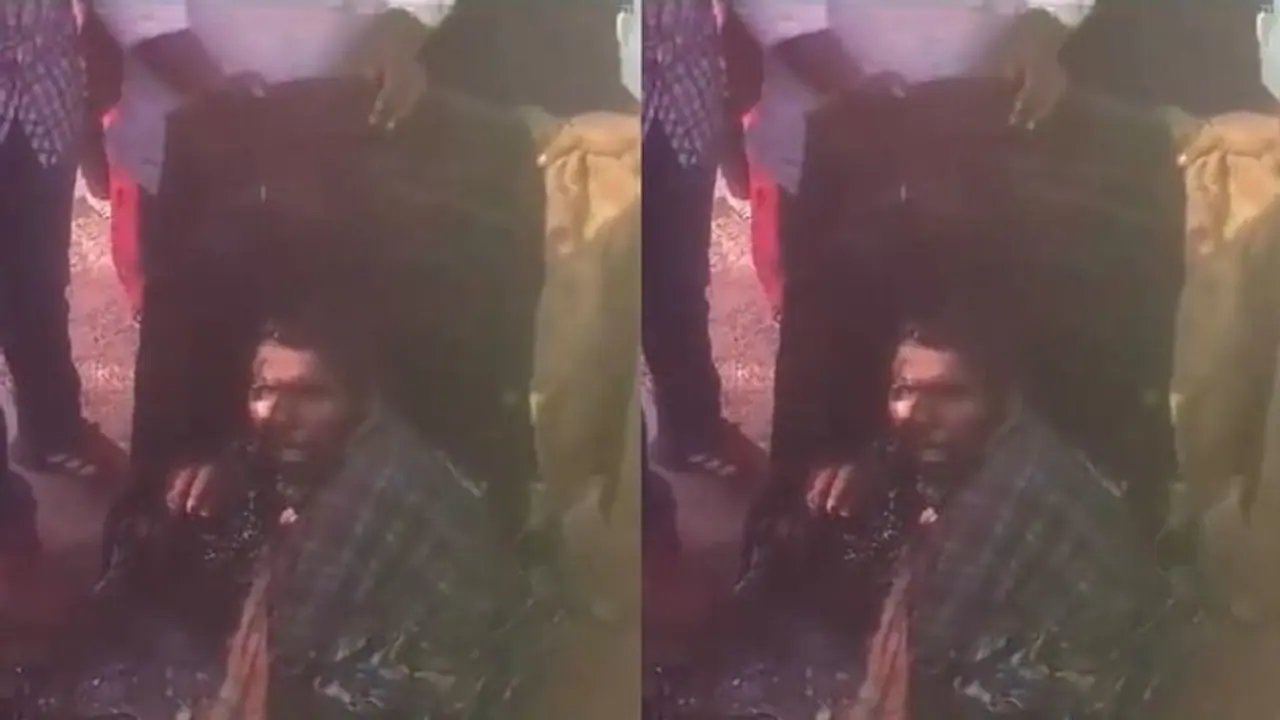 తారు డ్రమ్ములో ఇరుక్కుపోయిన కూలీ.. మూడు రోజులు నరకం.. లోపలికి ఎందుకు వెళ్లాడబ్బా.. ? (వీడియో) తారు డ్రమ్ములో ఇరుక్కుపోయిన కూలీ.. మూడు రోజులు నరకం.. లోపలికి ఎందుకు వెళ్లాడబ్బా.. ? (వీడియో)