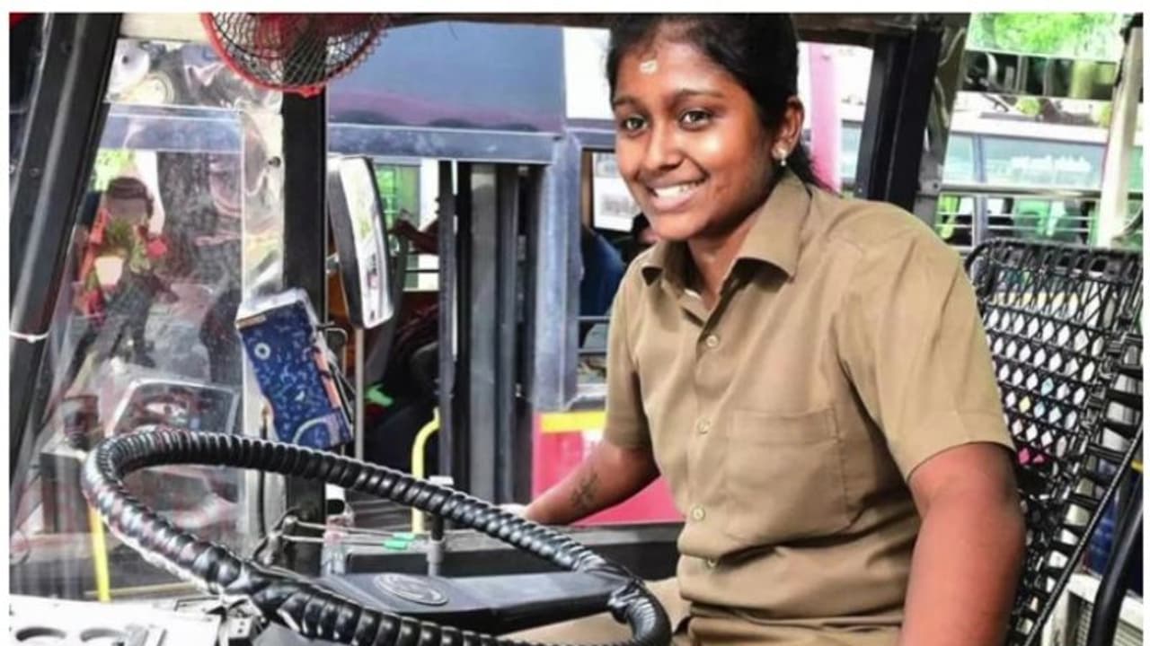 ശർമ്മിളക്കെതിരെ കേസെടുത്ത് പൊലീസ്; പൊലീസുകാരിയെ ഭീഷണിപ്പെടുത്തി, സ്ത്രീത്വത്തെ അപമാനിച്ചെന്നും എഫ്ഐആര്‍