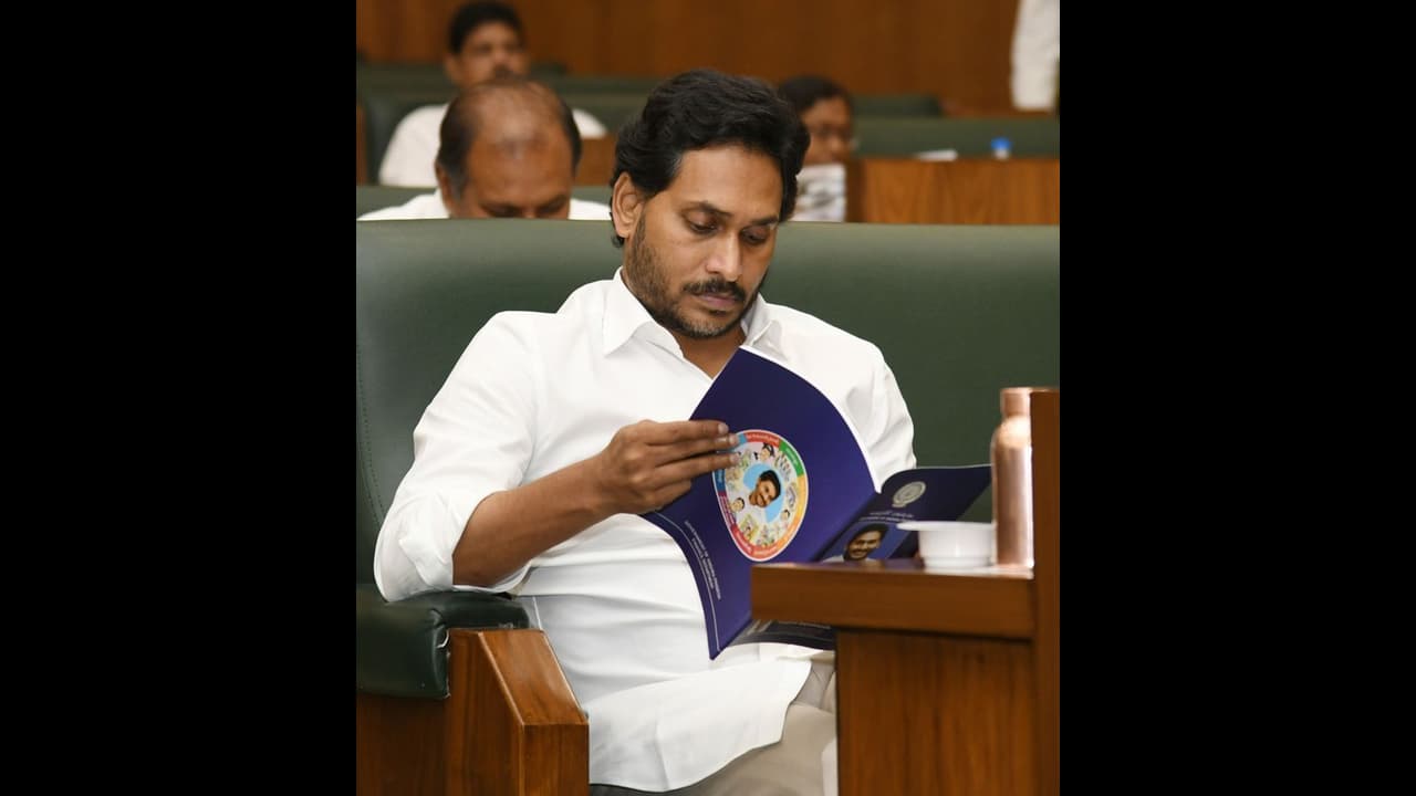 ముంచుకొస్తున్న ఎన్నికలు : నేతలను సమాయత్తం చేయనున్న జగన్, ఈ నెల 27న కీలక సమావేశానికి పిలుపు ముంచుకొస్తున్న ఎన్నికలు : నేతలను సమాయత్తం చేయనున్న జగన్, ఈ నెల 27న కీలక సమావేశానికి పిలుపు