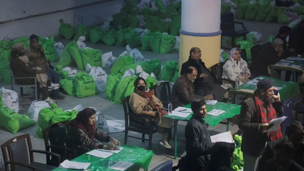 பாகிஸ்தானில் இன்று பொதுத்தேர்தல்! பயங்கரவாத அச்சுறுத்தலால் பலத்த பாதுகாப்புடன் வாக்குப்பதிவு பாகிஸ்தானில் இன்று பொதுத்தேர்தல்! பயங்கரவாத அச்சுறுத்தலால் பலத்த பாதுகாப்புடன் வாக்குப்பதிவு