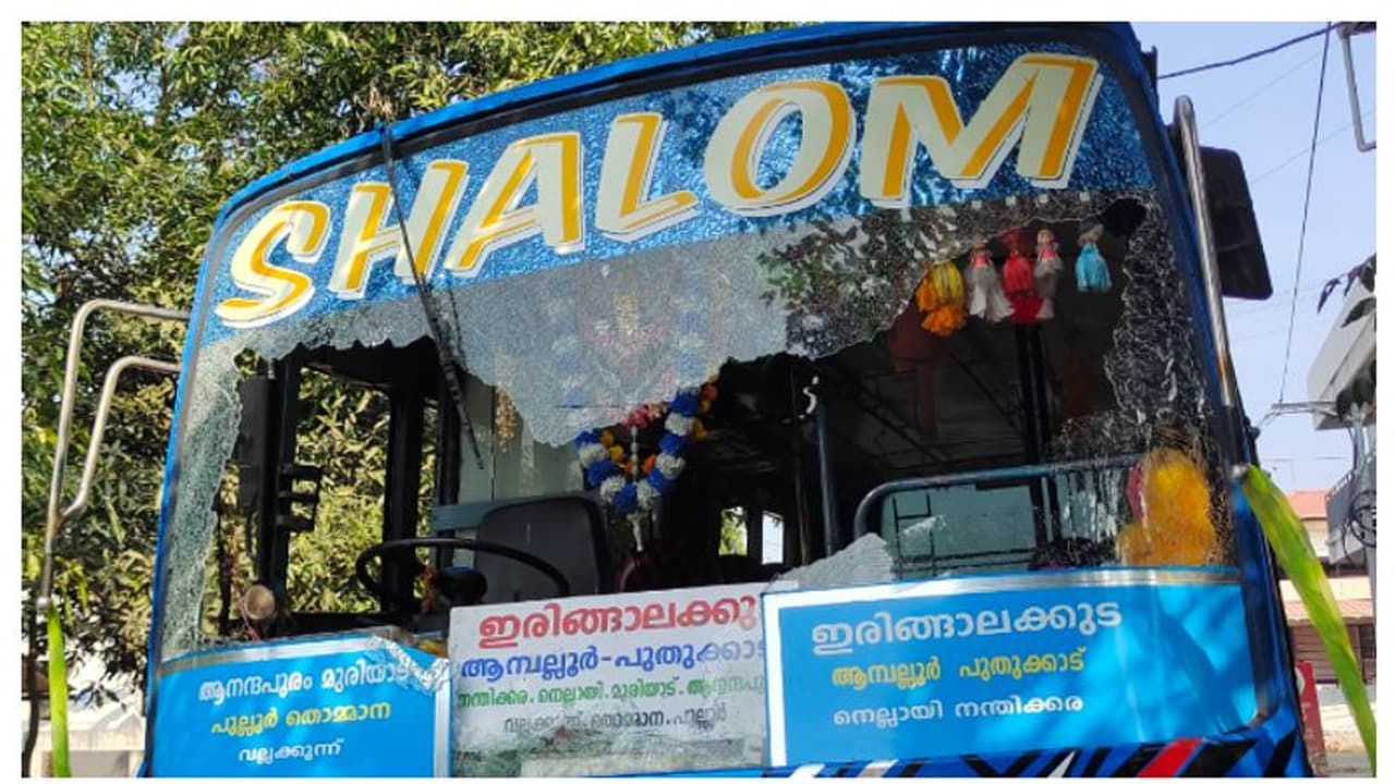 ബസിന് കൈകാണിച്ചു, നിർത്തിയപ്പോൾ കൈയിൽ കരുതിയ കല്ലെടുത്ത് ഒരേറ്; കാര്യമറിയാതെ ജീവനക്കാരും യാത്രക്കാരും 
