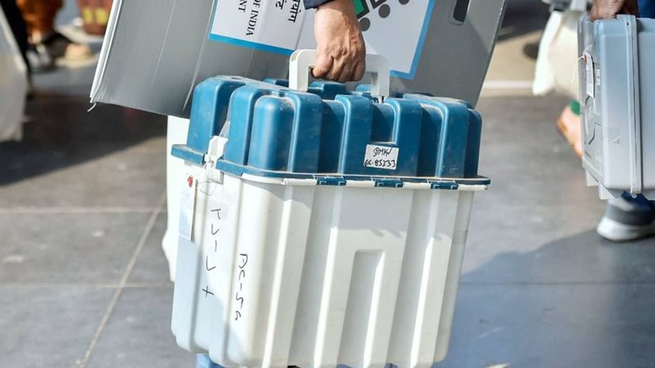 തിരുവനന്തപുരത്ത് വോട്ടിംഗ് മെഷീനുകളിൽ തകരാറെന്ന് വാർത്ത; ഓൺലൈൻ മാധ്യമത്തിനെതിരെ ജില്ലാ കളക്ടർ പരാതി നൽകി തിരുവനന്തപുരത്ത് വോട്ടിംഗ് മെഷീനുകളിൽ തകരാറെന്ന് വാർത്ത; ഓൺലൈൻ മാധ്യമത്തിനെതിരെ ജില്ലാ കളക്ടർ പരാതി നൽകി