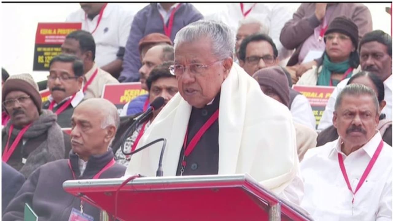 மத்திய அரசு தன்னிச்சையாக முடிவுகளை எடுக்கிறது: டெல்லி போராட்டத்தில் கேரள முதல்வர் விமர்சனம் மத்திய அரசு தன்னிச்சையாக முடிவுகளை எடுக்கிறது: டெல்லி போராட்டத்தில் கேரள முதல்வர் விமர்சனம்