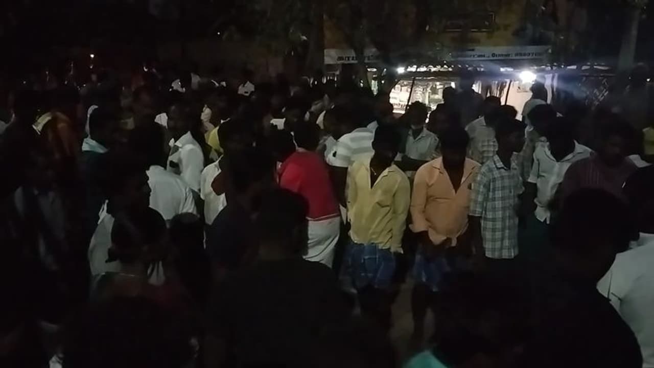 நீங்க என்னடா எங்க முன்னாடியே உக்காந்து சாப்பிடுறீங்க? புதுக்கோட்டை கோவிலில் நிகழ்ந்த சாதிய வன்கொடுமை