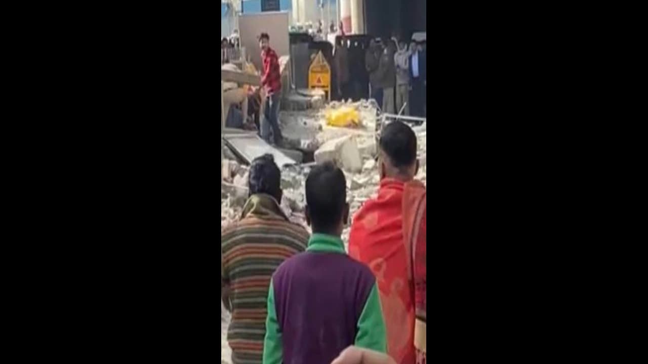 ರಾಷ್ಟ್ರಪತಿ ಪ್ರಯಾಣಿಸಿದ ಮಾರನೇ ದಿನ ದಿಲ್ಲಿ ಮೆಟ್ರೋ ನಿಲ್ದಾಣದ ಭಾಗ ಕುಸಿದು ದುರಂತ, ಓರ್ವ ಸಾವು ರಾಷ್ಟ್ರಪತಿ ಪ್ರಯಾಣಿಸಿದ ಮಾರನೇ ದಿನ ದಿಲ್ಲಿ ಮೆಟ್ರೋ ನಿಲ್ದಾಣದ ಭಾಗ ಕುಸಿದು ದುರಂತ, ಓರ್ವ ಸಾವು