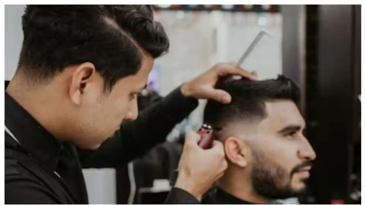 മുടി മുറിച്ചത് ഇഷ്ടപ്പെട്ടില്ല, ബാർബറിന്റെ തലമുടി അറഞ്ചം പുറഞ്ചം വെട്ടിവിട്ട് റഷ്യന് വിനോദ സഞ്ചാരി ! മുടി മുറിച്ചത് ഇഷ്ടപ്പെട്ടില്ല, ബാർബറിന്റെ തലമുടി അറഞ്ചം പുറഞ്ചം വെട്ടിവിട്ട് റഷ്യന് വിനോദ സഞ്ചാരി !