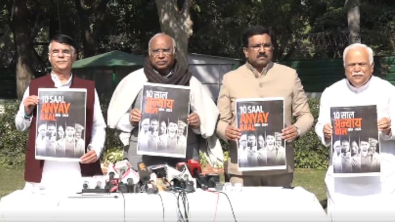 'ദസ് സാൽ അന്യായ് കാൽ'; കേന്ദ്ര സർക്കാരിനെതിരെ 'ബ്ലാക്ക് പേപ്പർ' പുറത്തിറക്കി കോൺഗ്രസ് 'ദസ് സാൽ അന്യായ് കാൽ'; കേന്ദ്ര സർക്കാരിനെതിരെ 'ബ്ലാക്ക് പേപ്പർ' പുറത്തിറക്കി കോൺഗ്രസ്