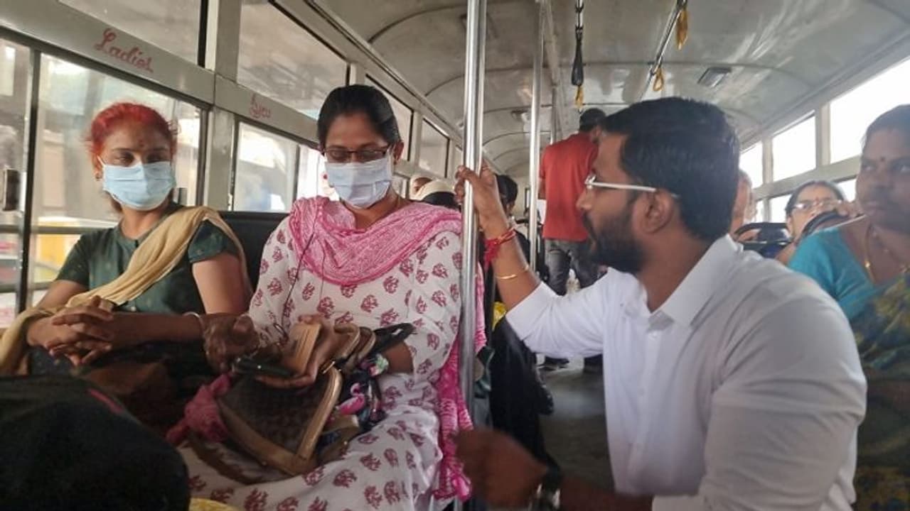 బస్సులో అసెంబ్లీకి ఎమ్మెల్సీ బల్మూరి వెంకట్ బస్సులో అసెంబ్లీకి ఎమ్మెల్సీ బల్మూరి వెంకట్