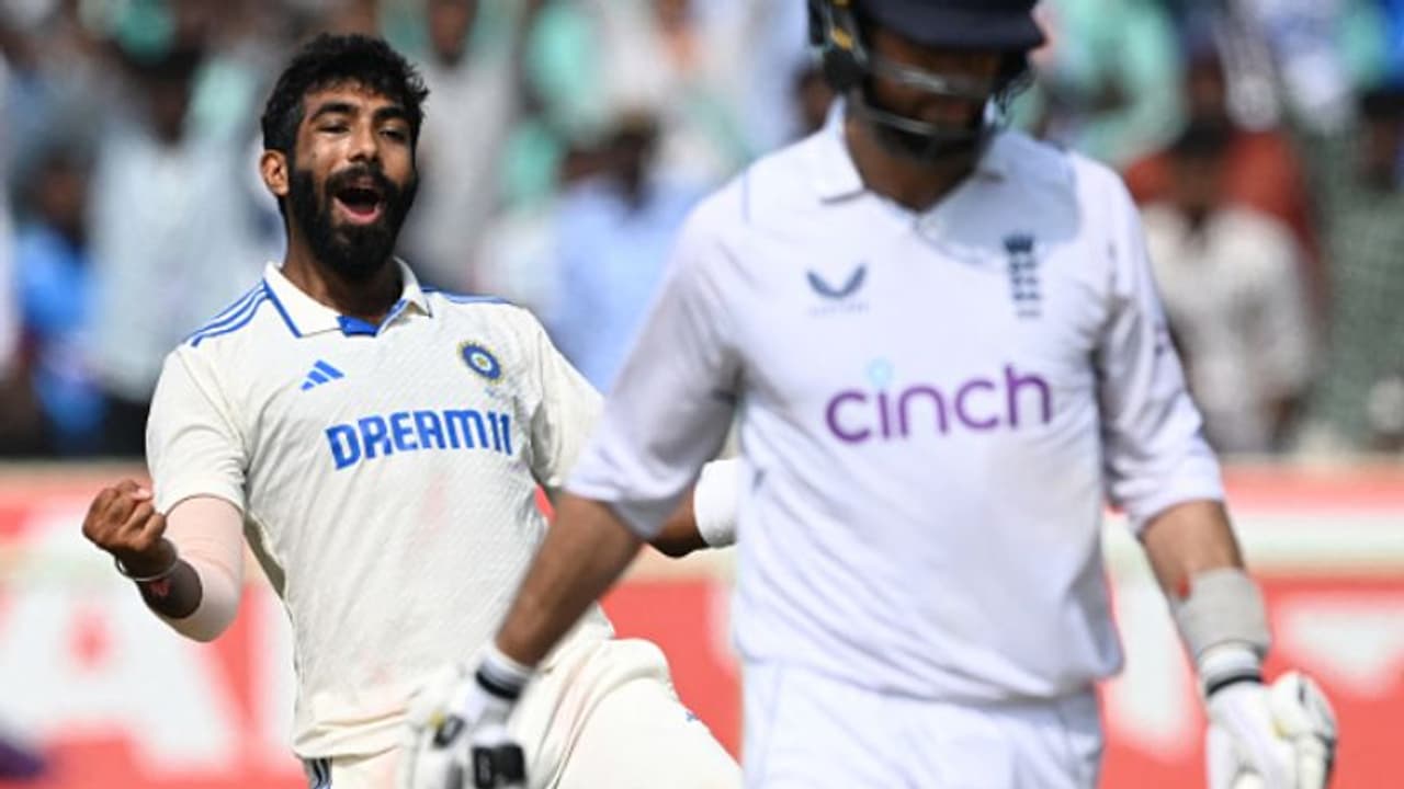 ജസ്പ്രീത് ബുമ്ര 'ദി കംപ്ലീറ്റ് ബൗളര്'; വാഴ്ത്തിപ്പാടി മുന് പേസര്, മുഹമ്മദ് ഷമിക്കും പ്രശംസ ജസ്പ്രീത് ബുമ്ര 'ദി കംപ്ലീറ്റ് ബൗളര്'; വാഴ്ത്തിപ്പാടി മുന് പേസര്, മുഹമ്മദ് ഷമിക്കും പ്രശംസ