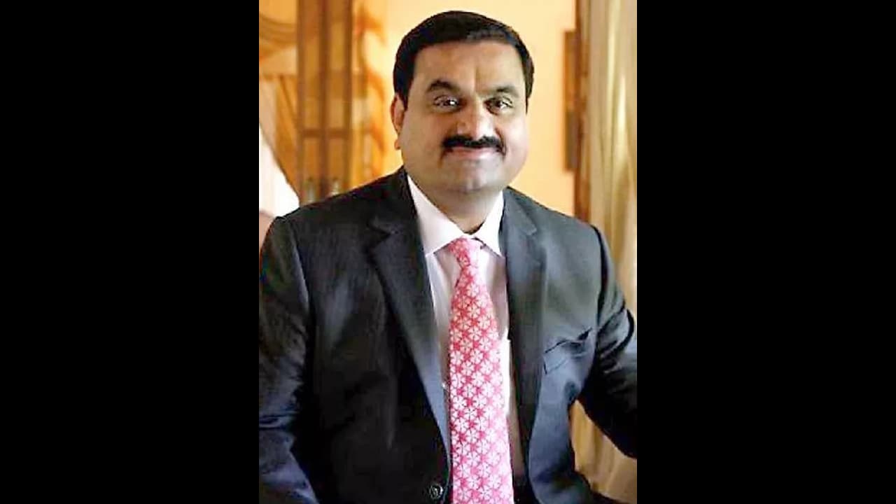 പതിനായിരം മെഗാവാട്ട്! പുനരുപയോഗ ഊർജരംഗത്ത് അദാനിയുടെ കുതിപ്പ്