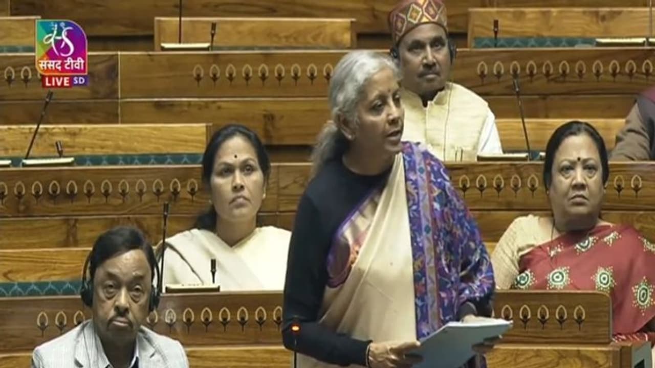 தமிழ்நாட்டிற்கு மத்திய அரசு வழங்கி இருக்கும் வரி பகிர்வு என்ன? வெள்ளை அறிக்கையில் நிர்மலா சீதாராமன் விளக்கம்!!