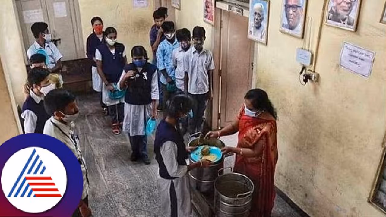 ತುಮಕೂರು: ಬಿಸಿಯೂಟ ಸೇವಿಸಿ ಇಬ್ಬರು ಶಿಕ್ಷಕರು ಸೇರಿ 30ಕ್ಕೂ ಅಧಿಕ ಮಕ್ಕಳು ಅಸ್ವಸ್ಥ! ತುಮಕೂರು: ಬಿಸಿಯೂಟ ಸೇವಿಸಿ ಇಬ್ಬರು ಶಿಕ್ಷಕರು ಸೇರಿ 30ಕ್ಕೂ ಅಧಿಕ ಮಕ್ಕಳು ಅಸ್ವಸ್ಥ!