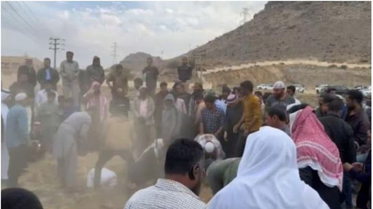 ഭക്ഷണ സാധനങ്ങൾ വാങ്ങാൻ സ്വദേശിയുടെ കാറിൽ കയറി; നിയന്ത്രണം വിട്ട് അപകടം, സഹോദരങ്ങളുടെ മൃതദേഹങ്ങൾ ഖബറടക്കി ഭക്ഷണ സാധനങ്ങൾ വാങ്ങാൻ സ്വദേശിയുടെ കാറിൽ കയറി; നിയന്ത്രണം വിട്ട് അപകടം, സഹോദരങ്ങളുടെ മൃതദേഹങ്ങൾ ഖബറടക്കി