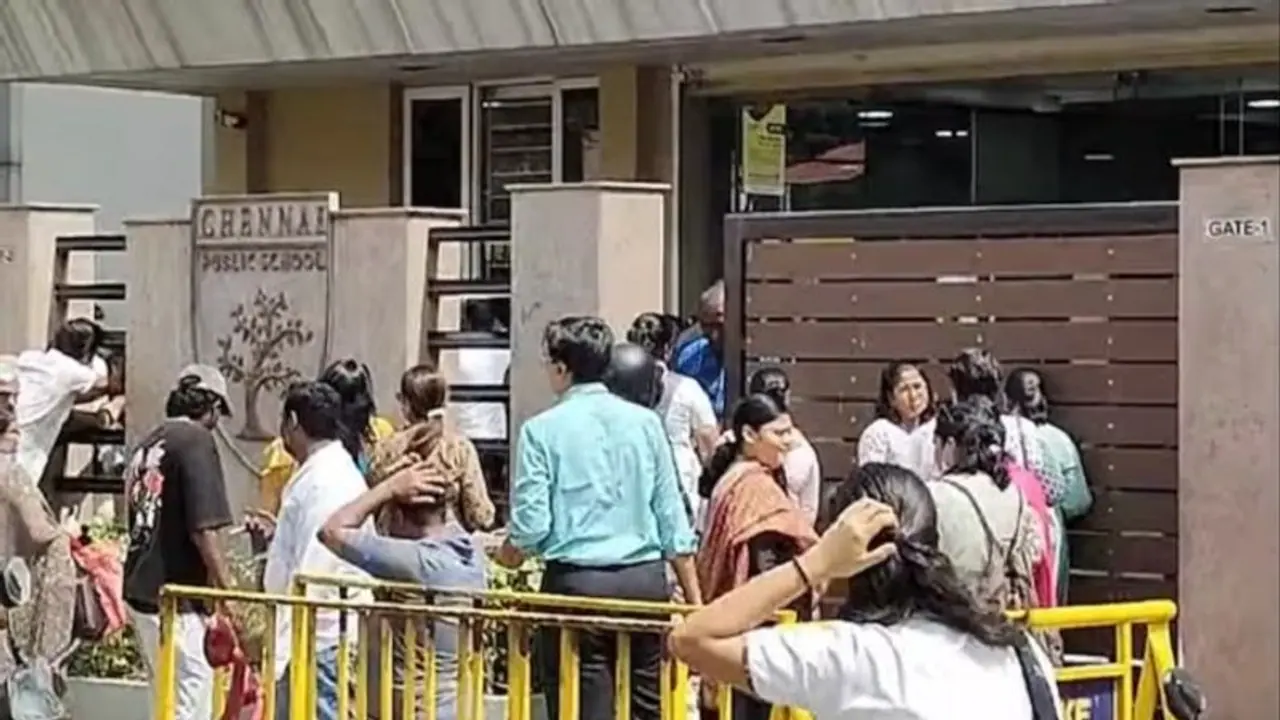 ಚೆನ್ನೈನ 13 ಶಾಲೆಗಳಿಗೆ ಬಾಂಬ್ ಕರೆ, 'ಹುಸಿ ಬಾಂಬ್ ಬೆದರಿಕೆ' ಎಂದ ಪೊಲೀಸ್! ಚೆನ್ನೈನ 13 ಶಾಲೆಗಳಿಗೆ ಬಾಂಬ್ ಕರೆ, 'ಹುಸಿ ಬಾಂಬ್ ಬೆದರಿಕೆ' ಎಂದ ಪೊಲೀಸ್!