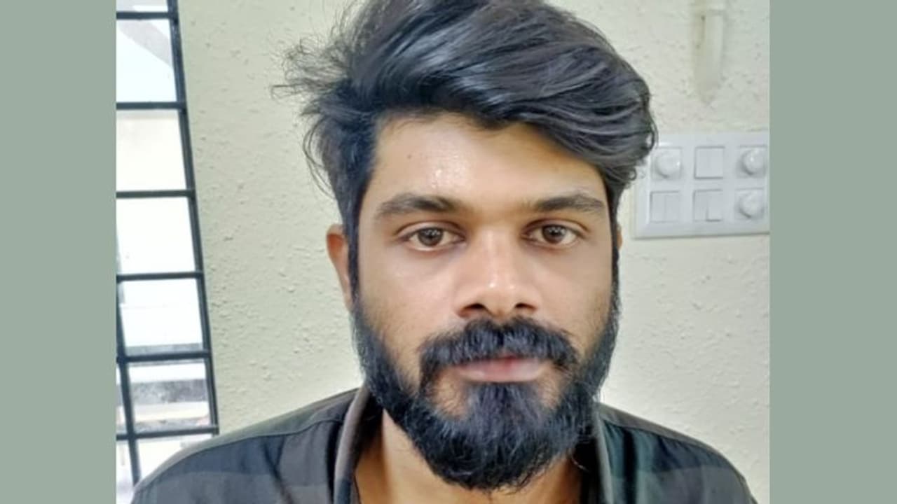 സ്കൂൾ വഴിയിൽ ഇറച്ചിവെട്ട് ജോലി, പേപ്പറിൽ നമ്പ‍ര്‍ നൽകി, വിളി മെസേജ് പ്രണയനാട്യം, പീഡനത്തിന് 31 വര്‍ഷം ജയിൽ 