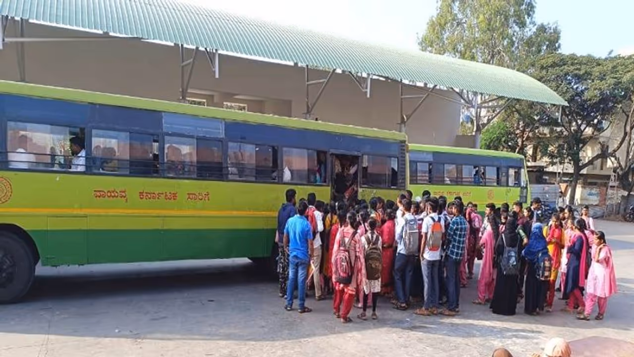 ಶಕ್ತಿ ಯೋಜನೆ ಎಫೆಕ್ಟ್: ವಿದ್ಯಾರ್ಥಿಗಳು, ಸಾರ್ವಜನಿಕರಿಗೆ ಪ್ರಯಾಣ ನರಕಯಾತನೆ..! ಶಕ್ತಿ ಯೋಜನೆ ಎಫೆಕ್ಟ್: ವಿದ್ಯಾರ್ಥಿಗಳು, ಸಾರ್ವಜನಿಕರಿಗೆ ಪ್ರಯಾಣ ನರಕಯಾತನೆ..!