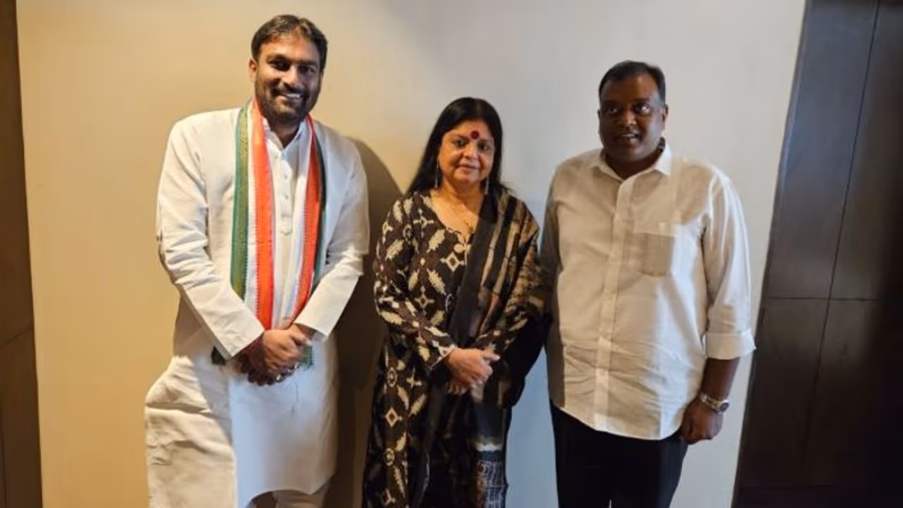 బిఆర్ఎస్ కథ అడ్డం తిరుగుతోంది ... కాంగ్రెస్ గూటికి కేటీఆర్ సన్నిహితుడు 