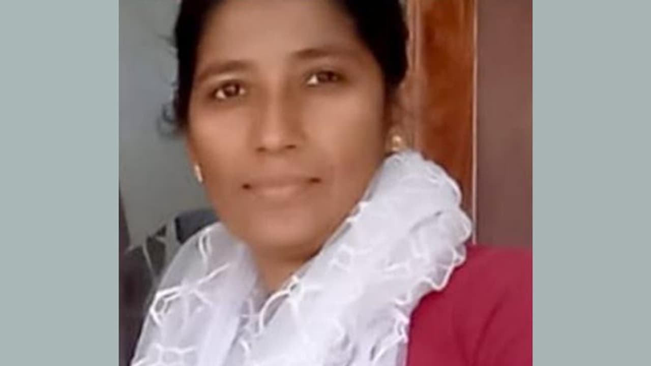 ആശുപത്രിയില്നിന്ന് ഭർത്താവിനൊപ്പം ബൈക്കില് മടങ്ങവെ വീട്ടമ്മ തളര്ന്നുവീണു മരിച്ചു ആശുപത്രിയില്നിന്ന് ഭർത്താവിനൊപ്പം ബൈക്കില് മടങ്ങവെ വീട്ടമ്മ തളര്ന്നുവീണു മരിച്ചു