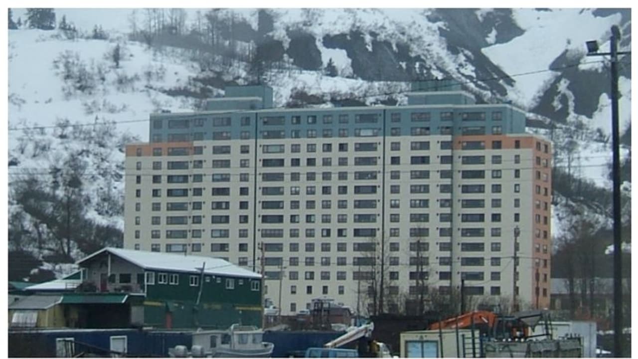 ഒറ്റ കെട്ടിടത്തില് ഒതുക്കപ്പെട്ട നഗരം; ഫ്ലാറ്റുകളും പോലീസ് സ്റ്റേഷനുകളും മുതല് ചായക്കടകള് വരെ ! ഒറ്റ കെട്ടിടത്തില് ഒതുക്കപ്പെട്ട നഗരം; ഫ്ലാറ്റുകളും പോലീസ് സ്റ്റേഷനുകളും മുതല് ചായക്കടകള് വരെ !