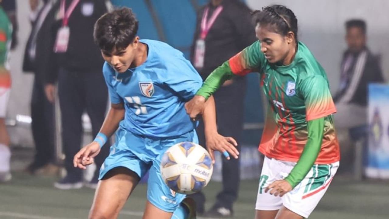 സാഫ് കപ്പ് ഫുട്ബോളിൽ ടോസിലൂടെ ഇന്ത്യക്ക് കിരീടം, പിന്നാലെ കാണികളുടെ പ്രതിഷേധം, ഒടുവിൽ ബംഗ്ലാദേശും വിജയികള്‍