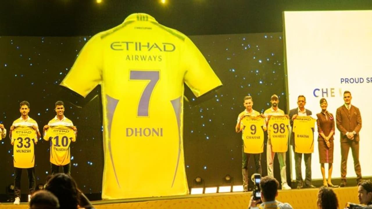 எதிஹாட் ஏர்வேஸ் என்று எழுதப்பட்ட சிஎஸ்கேயின் நியூ ஜெர்சி வெளியீடு; வைரலாகும் ஜெர்சி நம்பர் 7 வீடியோ! எதிஹாட் ஏர்வேஸ் என்று எழுதப்பட்ட சிஎஸ்கேயின் நியூ ஜெர்சி வெளியீடு; வைரலாகும் ஜெர்சி நம்பர் 7 வீடியோ!