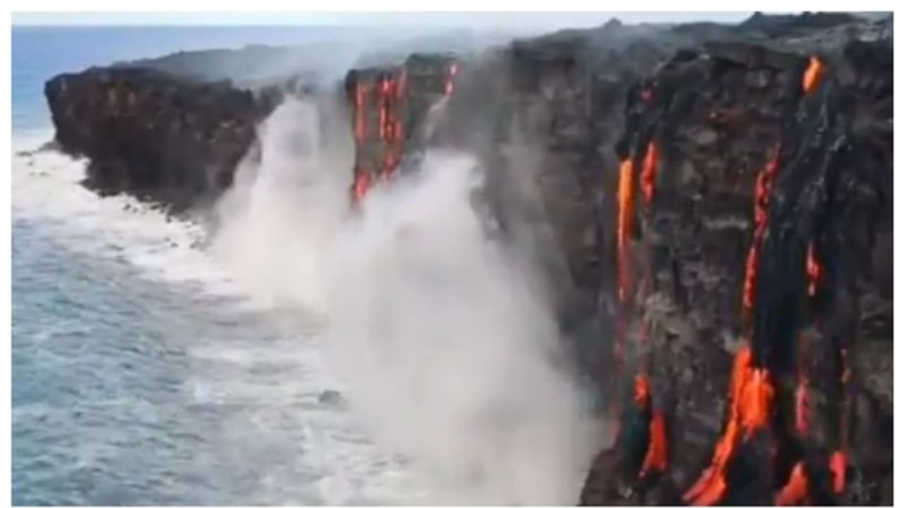 കണ്ണെടുക്കില്ല ; പസഫിക് കടലിലേക്ക് ഒഴുകി ഇറങ്ങുന്ന ലാവാ പ്രവാഹത്തിന്റെ വൈറല് വീഡിയോ ! കണ്ണെടുക്കില്ല ; പസഫിക് കടലിലേക്ക് ഒഴുകി ഇറങ്ങുന്ന ലാവാ പ്രവാഹത്തിന്റെ വൈറല് വീഡിയോ !