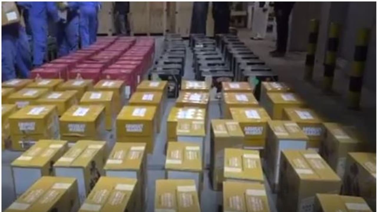 പ്രത്യേക പെട്ടിയിൽ ഒളിപ്പിച്ചു; പരിശോധനയില് കയ്യോടെ പിടിയിൽ, പിടിച്ചെടുത്തത് 13,422 കുപ്പി മദ്യം പ്രത്യേക പെട്ടിയിൽ ഒളിപ്പിച്ചു; പരിശോധനയില് കയ്യോടെ പിടിയിൽ, പിടിച്ചെടുത്തത് 13,422 കുപ്പി മദ്യം