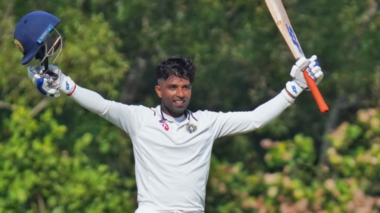 ഇങ്ങനെ കളിക്കൂ! സഞ്ജു, സച്ചിന് ബേബിയെ കണ്ട് പഠിക്കണം! പൂജാരയേയും പിന്തള്ളി കേരള താരം റണ്വേട്ടയില് രണ്ടാമത് ഇങ്ങനെ കളിക്കൂ! സഞ്ജു, സച്ചിന് ബേബിയെ കണ്ട് പഠിക്കണം! പൂജാരയേയും പിന്തള്ളി കേരള താരം റണ്വേട്ടയില് രണ്ടാമത്