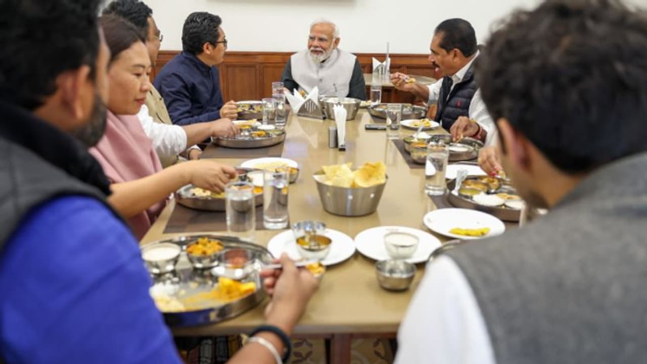 "பிரதமர் உங்களை சந்திக்க விரும்புகிறார்" பார்லிமென்ட் கேன்டீன் ஆச்சர்யத்தில் மூழ்கிய 8 எம்.பி.க்கள்!