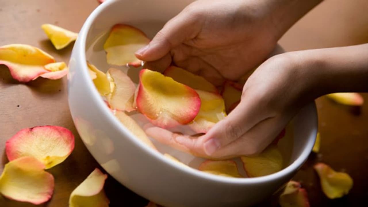 ദിവസവും മുഖത്ത് റോസ് വാട്ടര് പുരട്ടൂ; കാണാം ഈ അത്ഭുതമാറ്റങ്ങള്... ദിവസവും മുഖത്ത് റോസ് വാട്ടര് പുരട്ടൂ; കാണാം ഈ അത്ഭുതമാറ്റങ്ങള്...