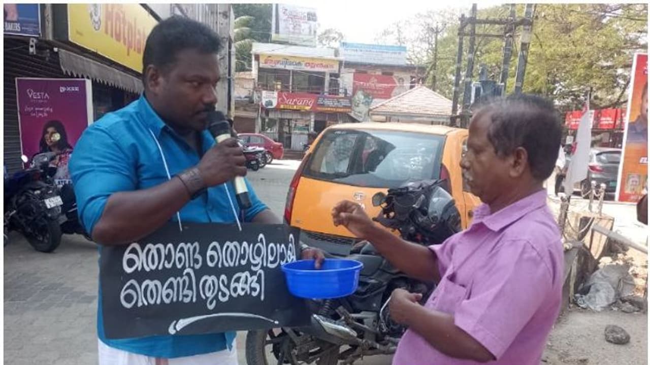 ആവശ്യം വ്യത്യസ്തം! ആലപ്പുഴയിലെ ബ്ലോക്ക് പഞ്ചായത്ത് അംഗത്തിന്റെ ഒറ്റയാൾ സമരം! 'തൊണ്ട തൊഴിലാളി തെണ്ടി തുടങ്ങി' ആവശ്യം വ്യത്യസ്തം! ആലപ്പുഴയിലെ ബ്ലോക്ക് പഞ്ചായത്ത് അംഗത്തിന്റെ ഒറ്റയാൾ സമരം! 'തൊണ്ട തൊഴിലാളി തെണ്ടി തുടങ്ങി'
