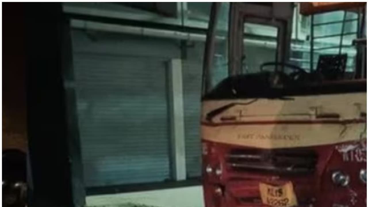 ഇടറോഡില് നിന്ന് കയറിവന്ന ബൈക്കിൽ കെഎസ്ആര്ടിസി ഫാസ്റ്റ് പാസഞ്ചര് ഇടിച്ച് അപകടം, 2 വിദ്യാർഥികൾക്ക് ജീവൻ നഷ്ടം ഇടറോഡില് നിന്ന് കയറിവന്ന ബൈക്കിൽ കെഎസ്ആര്ടിസി ഫാസ്റ്റ് പാസഞ്ചര് ഇടിച്ച് അപകടം, 2 വിദ്യാർഥികൾക്ക് ജീവൻ നഷ്ടം