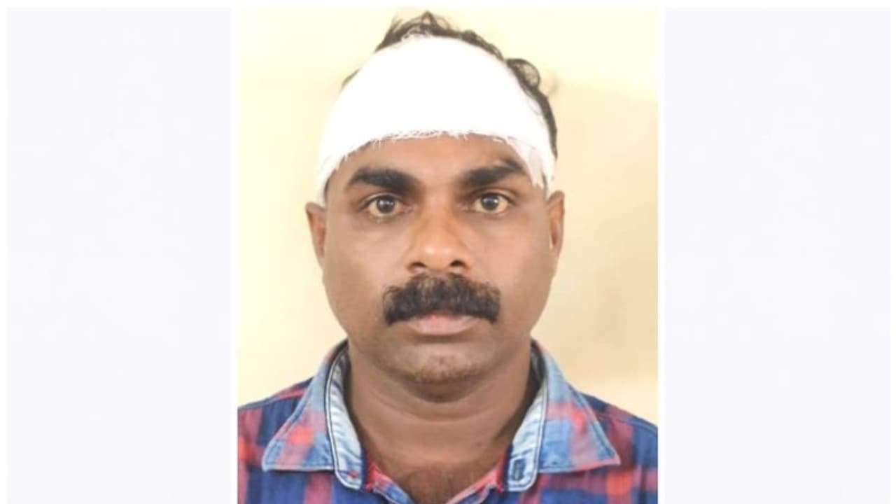 റോഡിൽ നിന്ന യുവാവിനെ ഹെൽമറ്റ് കൊണ്ട് തലയ്ക്കടിച്ചു, കുത്തി പരിക്കേൽപ്പിച്ചു; പ്രതി അറസ്റ്റിൽ റോഡിൽ നിന്ന യുവാവിനെ ഹെൽമറ്റ് കൊണ്ട് തലയ്ക്കടിച്ചു, കുത്തി പരിക്കേൽപ്പിച്ചു; പ്രതി അറസ്റ്റിൽ