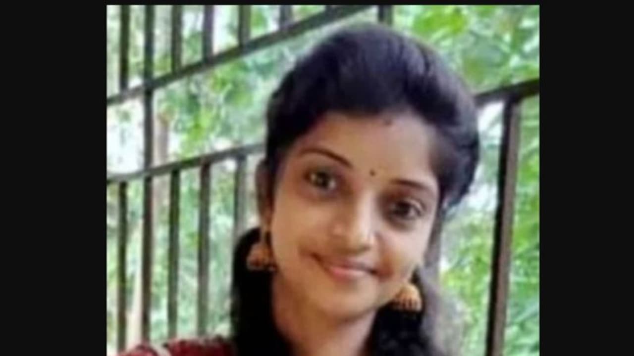 30കാരി വീടിനുള്ളില് ജീവനൊടുക്കിയ നിലയില്; 'കുറിപ്പ് കണ്ടെത്തി' 30കാരി വീടിനുള്ളില് ജീവനൊടുക്കിയ നിലയില്; 'കുറിപ്പ് കണ്ടെത്തി'