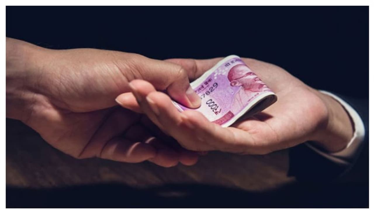 രോഗിക്കെന്ന പേരിൽ ജീപ്പിൽ പണം പിരിവ്; രസീത് ചോദിച്ചതോടെ പരുങ്ങൽ, നാട്ടുകാർ ചോദ്യം ചെയ്തതോടെ മുങ്ങി നാൽവർ സംഘം രോഗിക്കെന്ന പേരിൽ ജീപ്പിൽ പണം പിരിവ്; രസീത് ചോദിച്ചതോടെ പരുങ്ങൽ, നാട്ടുകാർ ചോദ്യം ചെയ്തതോടെ മുങ്ങി നാൽവർ സംഘം