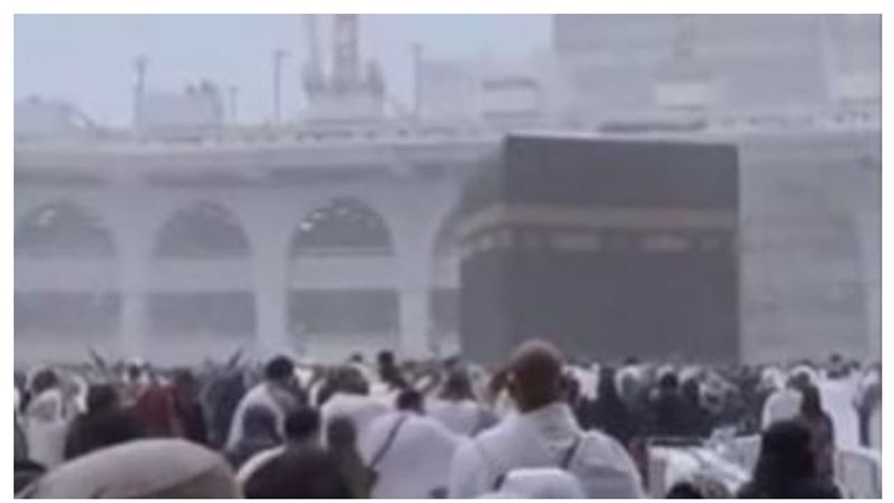 മഴക്ക് വേണ്ടിയുള്ള പ്രാര്‍ത്ഥന നടത്തിയിട്ട് ഒരാഴ്ച; മഴയില്‍ കുതിര്‍ന്ന് മക്ക