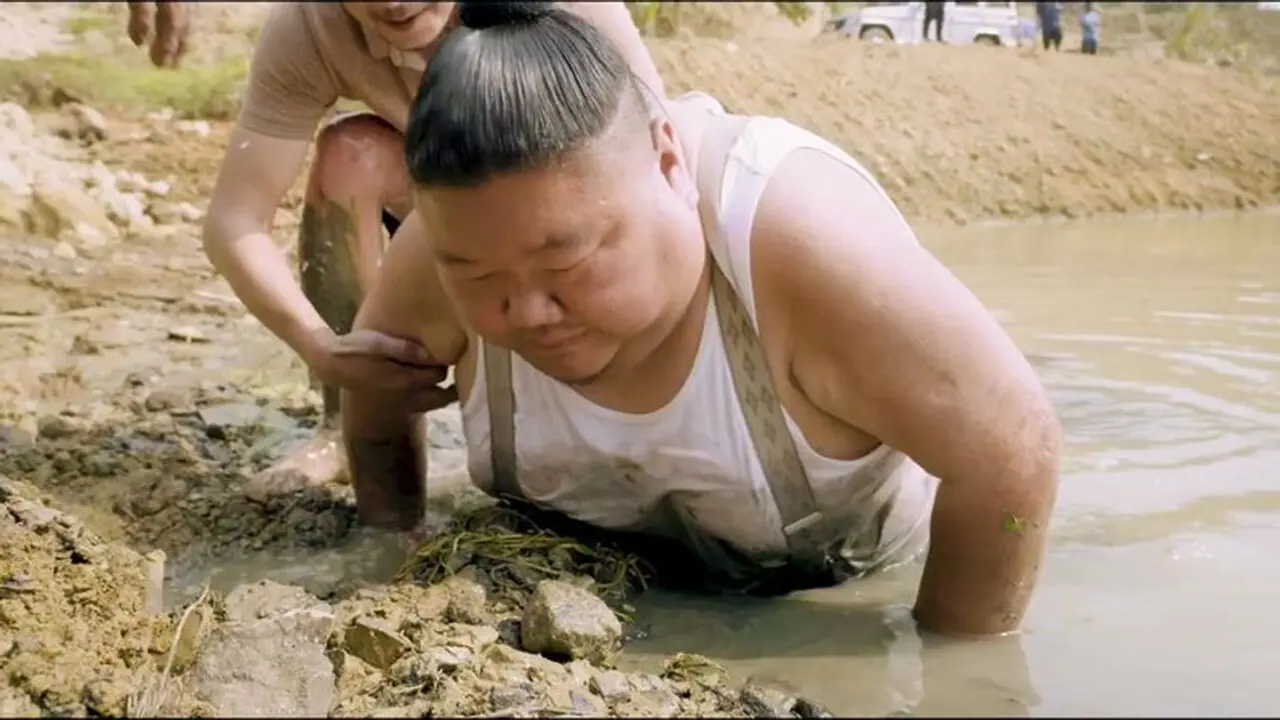 "நான் தான் மிகப் பெரிய மீன்!" சேற்றில் சிக்கியபடி காமெடி செய்த நாகாலாந்து பாஜக அமைச்சர்!