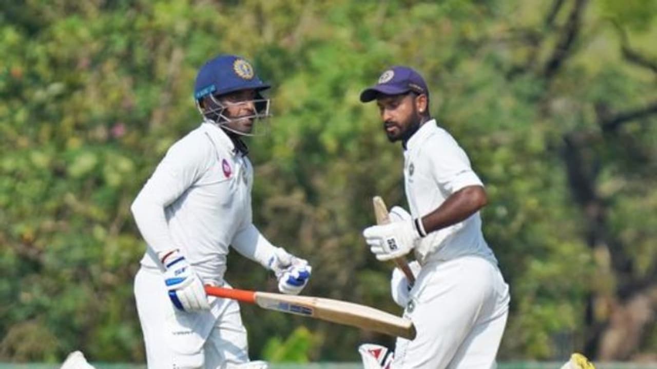 രഞ്ജി ട്രോഫി: സച്ചിന് ബേബിക്ക് പിന്നാലെ സെഞ്ചുറിയുമായി അക്ഷയ് ചന്ദ്രന്; കരപറ്റി കേരളം, 363 റണ്സ് രഞ്ജി ട്രോഫി: സച്ചിന് ബേബിക്ക് പിന്നാലെ സെഞ്ചുറിയുമായി അക്ഷയ് ചന്ദ്രന്; കരപറ്റി കേരളം, 363 റണ്സ്