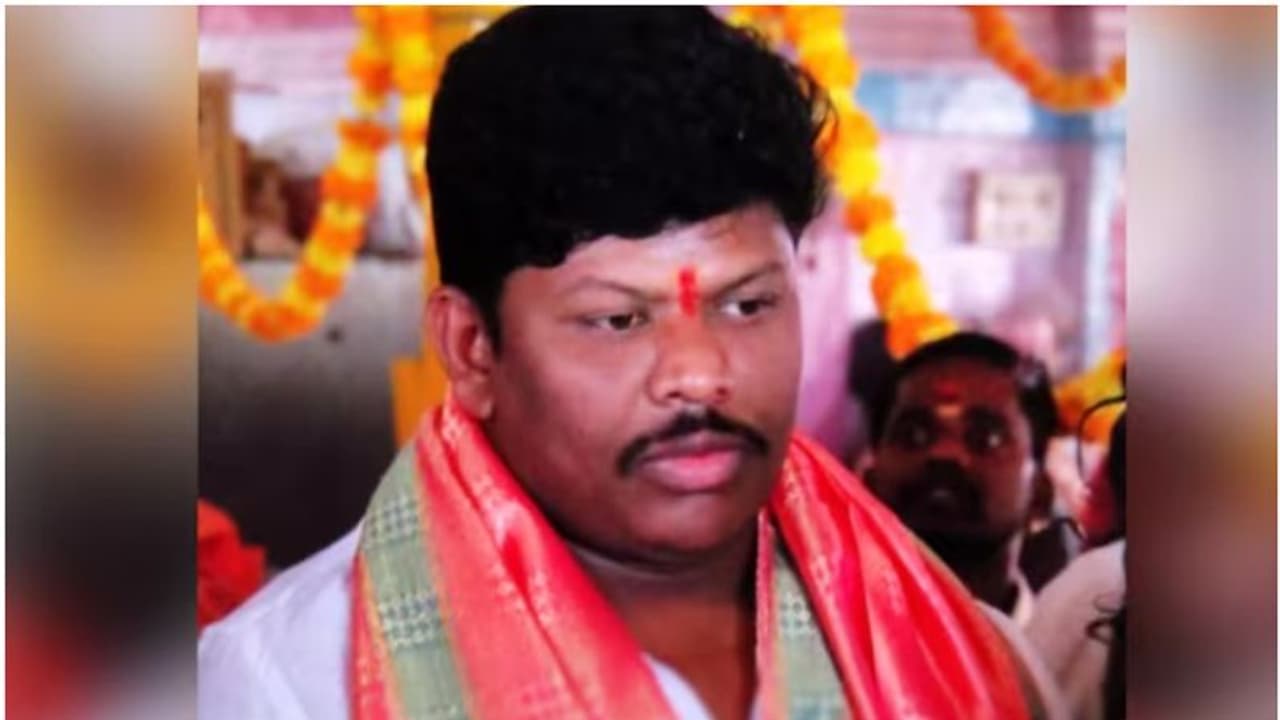 ബിജെപി പ്രവര്ത്തകന്റെ കൊലപാതകം: 'പ്രലോഭിപ്പിച്ച് വീട്ടിലെത്തിച്ചത് യുവതി, കുത്തിക്കൊന്നത് മറ്റൊരു സംഘം' ബിജെപി പ്രവര്ത്തകന്റെ കൊലപാതകം: 'പ്രലോഭിപ്പിച്ച് വീട്ടിലെത്തിച്ചത് യുവതി, കുത്തിക്കൊന്നത് മറ്റൊരു സംഘം'