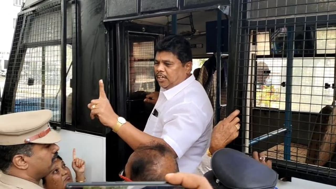 MyV3Ads: மை வி 3 ஆட்ஸ் நிறுவனத்தின் உரிமையாளர் சக்தி ஆனந்த், 200 வாடிக்கையாளர்கள் அதிரடி கைது MyV3Ads: மை வி 3 ஆட்ஸ் நிறுவனத்தின் உரிமையாளர் சக்தி ஆனந்த், 200 வாடிக்கையாளர்கள் அதிரடி கைது