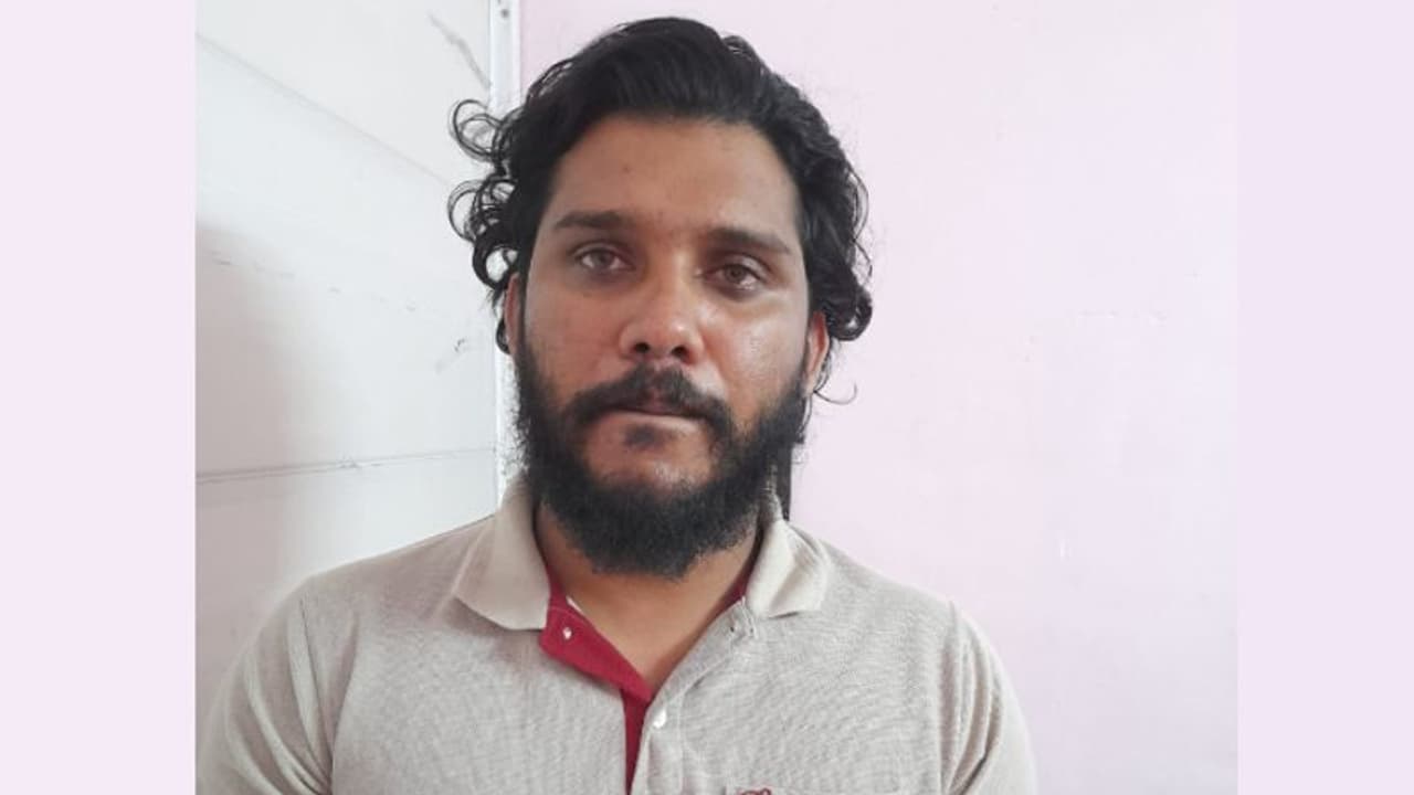 കുറഞ്ഞ വിലയ്ക്ക് വാങ്ങിയ സ്വര്ണം വീട്ടിലുണ്ടോ? തന്നത് ഇയാളോ? എങ്കിൽ വേഗം കടയിലേക്ക് വിട്ടോ, പൊലീസ് പറയുന്നു കുറഞ്ഞ വിലയ്ക്ക് വാങ്ങിയ സ്വര്ണം വീട്ടിലുണ്ടോ? തന്നത് ഇയാളോ? എങ്കിൽ വേഗം കടയിലേക്ക് വിട്ടോ, പൊലീസ് പറയുന്നു