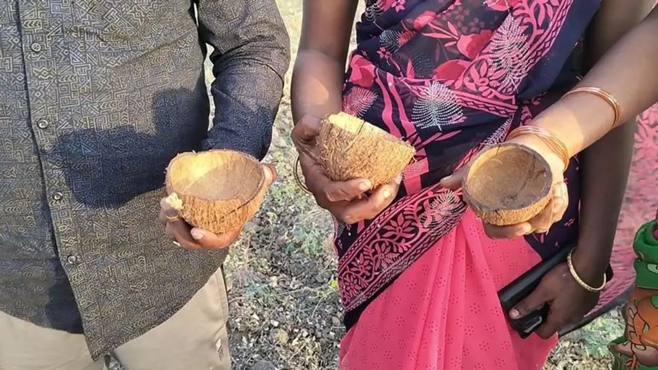 கூலி தொழிலாளிகளுக்கு சிரட்டையில் வழங்கப்பட்ட தேநீர் தருமபுரியில் தொடரும் இரட்டை குவளை முறை கூலி தொழிலாளிகளுக்கு சிரட்டையில் வழங்கப்பட்ட தேநீர் தருமபுரியில் தொடரும் இரட்டை குவளை முறை