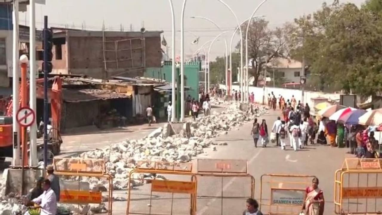 ಚಿತ್ರದುರ್ಗ: ಅವೈಜ್ಞಾನಿಕ ಡಿವೈಡರ್‌ಗಳಿಗೆ ಕೊನೆಗೂ ಸಿಕ್ತು ಮುಕ್ತಿ..!