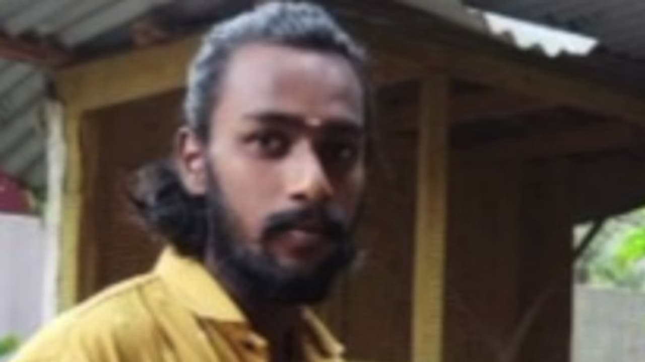 ബന്ധുവിനെ തല്ലുന്നത് കണ്ട് തടയാൻ ശ്രമിച്ച യുവാവിനെ ബിയര് കുപ്പി കൊണ്ട് കുത്തിക്കൊന്നു; സംഭവം മലയിൻകീഴിൽ ബന്ധുവിനെ തല്ലുന്നത് കണ്ട് തടയാൻ ശ്രമിച്ച യുവാവിനെ ബിയര് കുപ്പി കൊണ്ട് കുത്തിക്കൊന്നു; സംഭവം മലയിൻകീഴിൽ