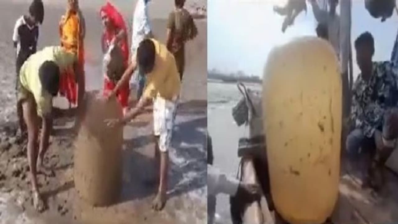 వావ్.. నదిలో జాలర్లకు దొరికిన అరుదైన భారీ స్పటిక శివలింగం.. ఎంత విశిష్టమైనదో తెలుసా ? వావ్.. నదిలో జాలర్లకు దొరికిన అరుదైన భారీ స్పటిక శివలింగం.. ఎంత విశిష్టమైనదో తెలుసా ?