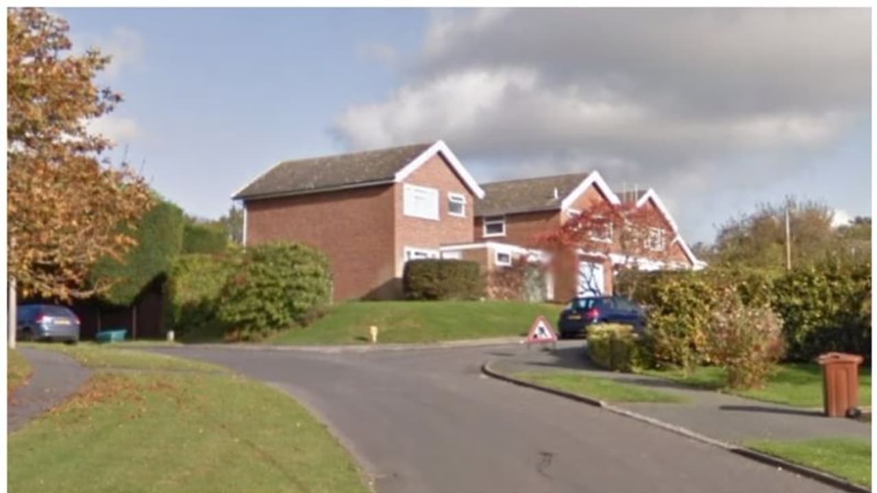 യു.കെയിൽ മലയാളി യുവതി കുട്ടികളെ വിഷം കുത്തിവെച്ച് കൊല്ലാൻ ശ്രമിച്ച ശേഷം ആത്മഹത്യക്ക് ശ്രമിച്ചു; അറസ്റ്റ് യു.കെയിൽ മലയാളി യുവതി കുട്ടികളെ വിഷം കുത്തിവെച്ച് കൊല്ലാൻ ശ്രമിച്ച ശേഷം ആത്മഹത്യക്ക് ശ്രമിച്ചു; അറസ്റ്റ്