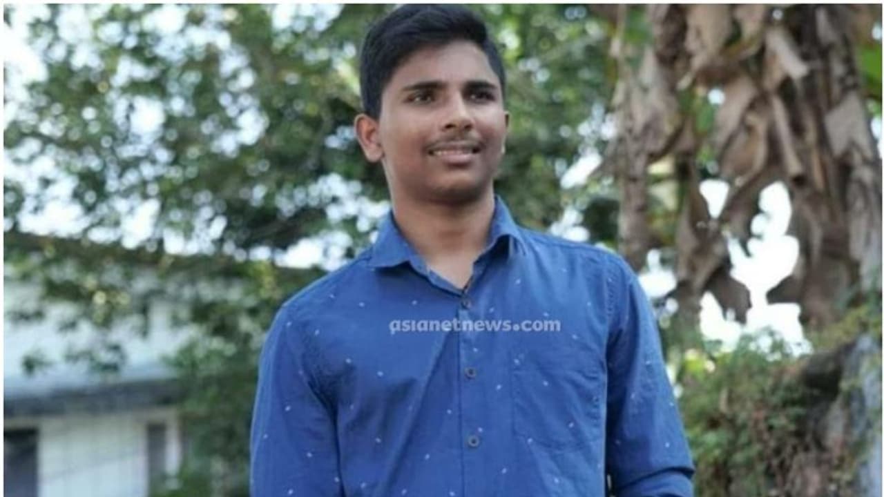 കോട്ടയത്ത് കുർബാനക്കിടയിൽ വിദ്യാർത്ഥി കുഴഞ്ഞു വീണ് മരിച്ചു കോട്ടയത്ത് കുർബാനക്കിടയിൽ വിദ്യാർത്ഥി കുഴഞ്ഞു വീണ് മരിച്ചു