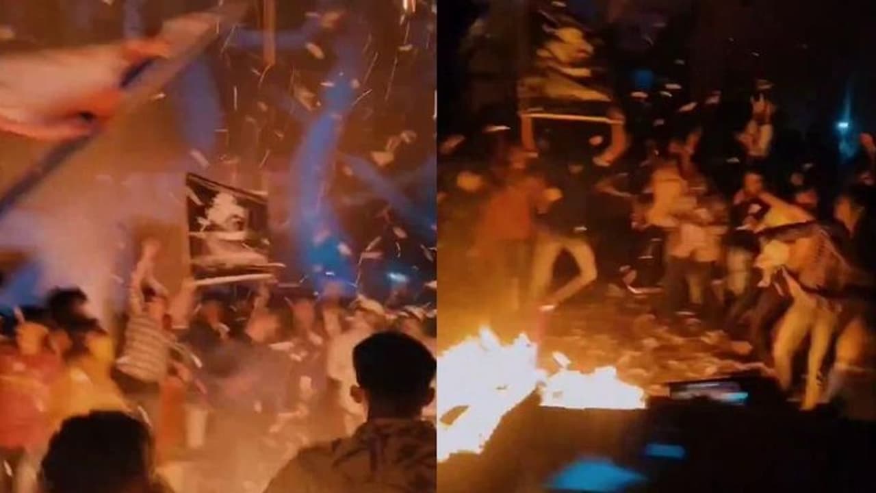 സൂപ്പര്‍താരത്തിന്‍റെ പടം റീ റിലീസ് ചെയ്തു; തീയറ്ററിനുള്ളില്‍ ആരാധകരുടെ 'ക്യാംപ് ഫയര്‍'.! 