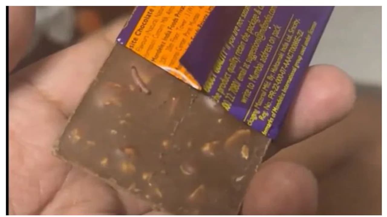 ഡെയറി മിൽക്ക് ചോക്ലേറ്റിൽ ജീവനുള്ള പുഴു! വീഡിയോ പങ്കുവെച്ച് യുവാവ്, മറുപടിയുമായി കാഡ്ബറി