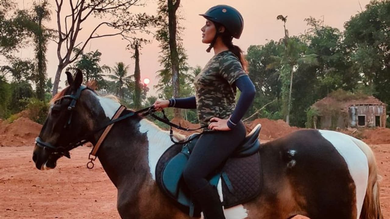 സ്വയംഭൂവിനായി കുതിര സവാരി പഠിക്കുന്നു, ഫോട്ടോ പുറത്തുവിട്ട് സംയുക്ത